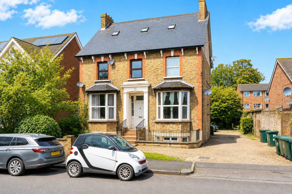 Main image of property: 39 Leacroft, Surrey, STAINES-UPON-THAMES, TW18