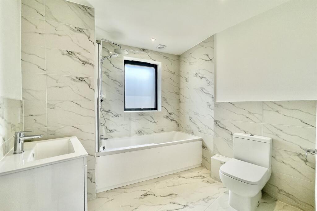 Apartment in Southend-on-Sea - More