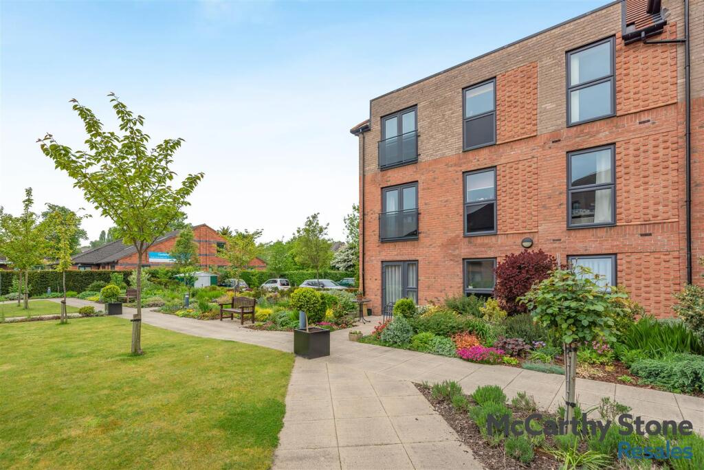 2-bed flat on Deans Park Court, Kingsway, Stafford, £260,000