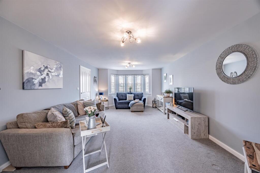5 Groves Way, Moulton, Cheshire, CW9 8SD photo 4