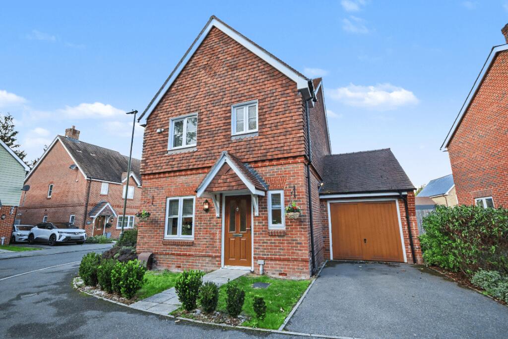 3-bed detached on Juniper Close, Wrecclesham, Farnham, GU10, £575,000