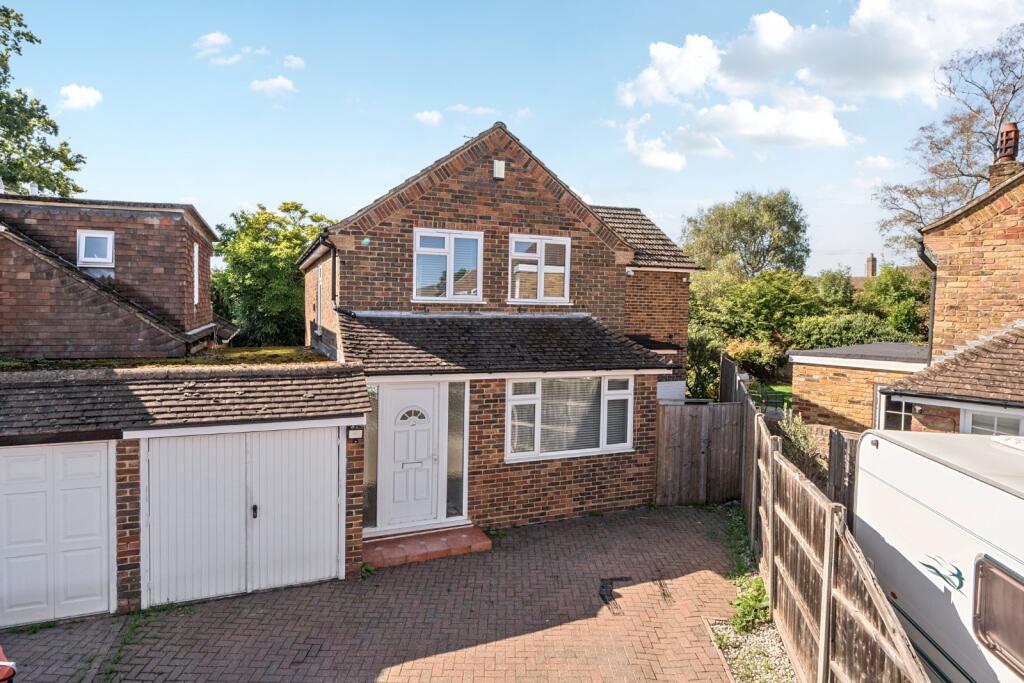 4-bed detached on Lake Close, Byfleet, West Byfleet, Surrey, KT14, £600,000