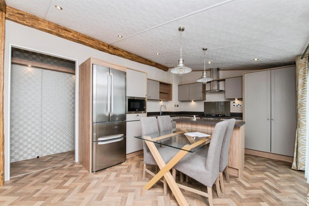 2-bed caravan on Underhill Park, Tiverton, £200,000