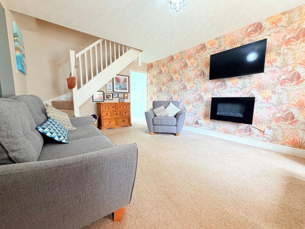 Rochester Close, Nuneaton, CV11 photo 2