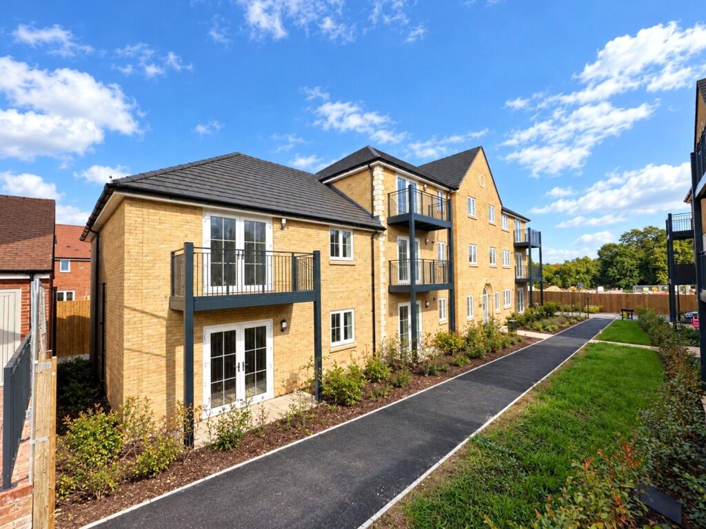 2-bed flat on Wren Lodge, Featherfall Road, Crookham Village, Hampshire, GU51, £81,875