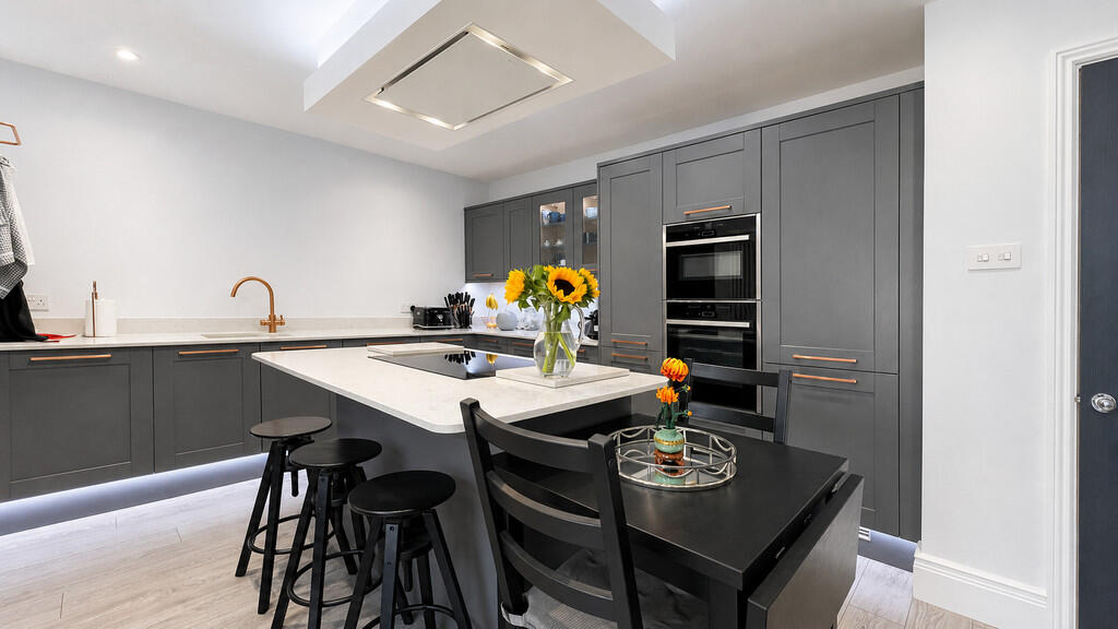 House in East Hampshire, Bell Hill, Petersfield - More