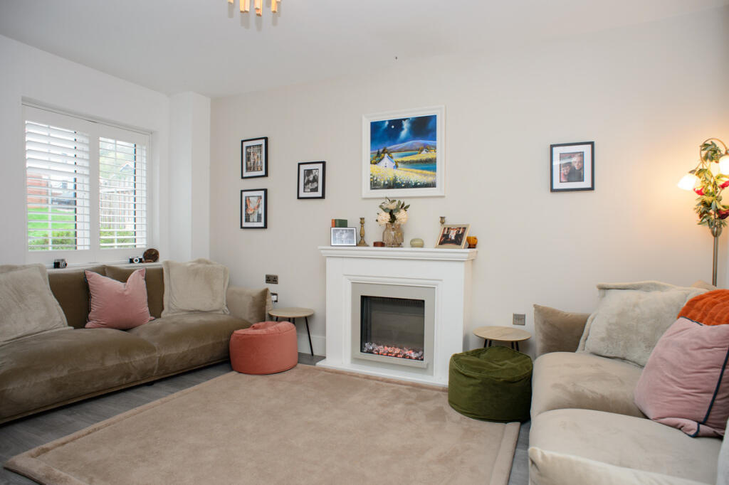 House in Tunbridge Wells, Paddock Wood - View 3