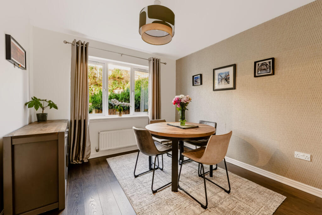 House in Glasgow, East Renfrewshire - More