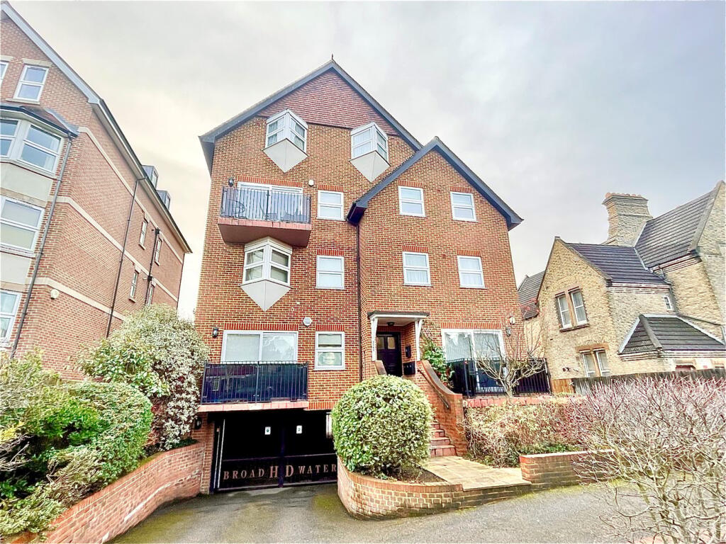 Main image of property: 114a Bromley Road, Beckenham, BR3