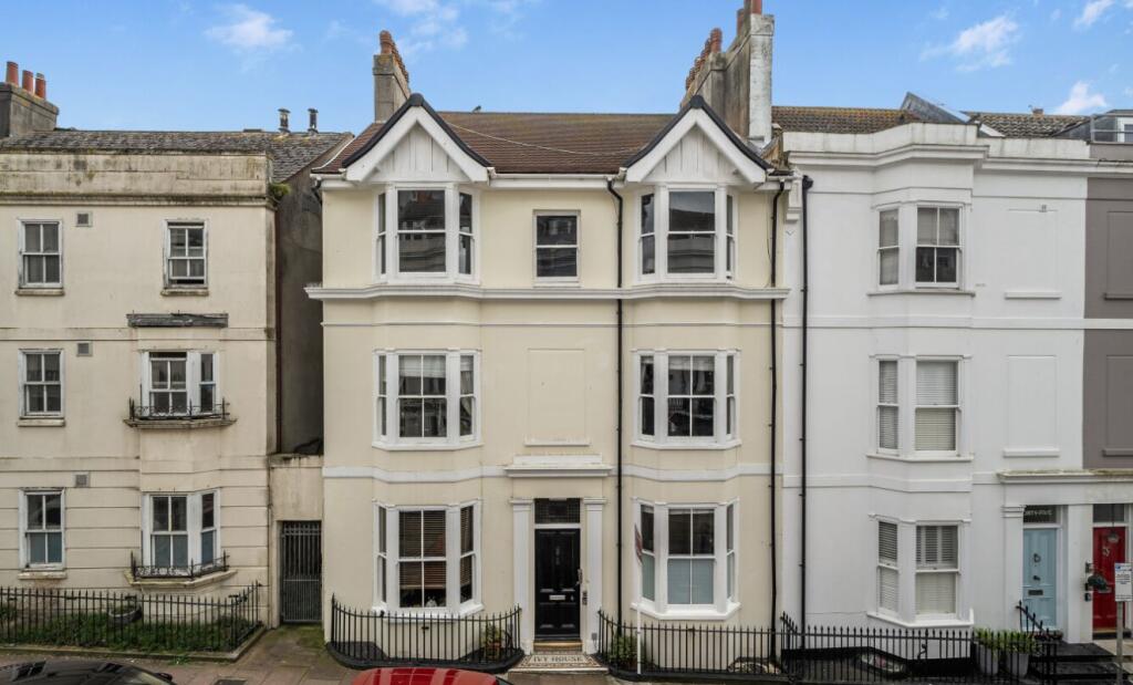 Main image of property: 44 Devonshire Place, Brighton, East Sussex, BN2 1QB