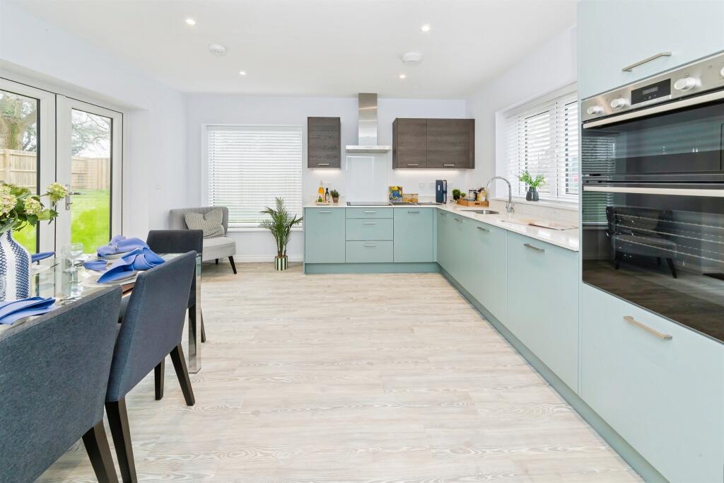 House in Burgess Hill, Abbotsford - View 2