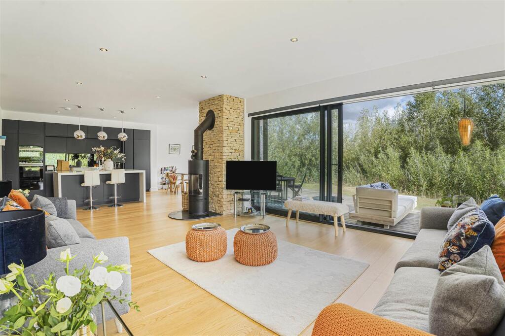 House in Gloucester - View 3