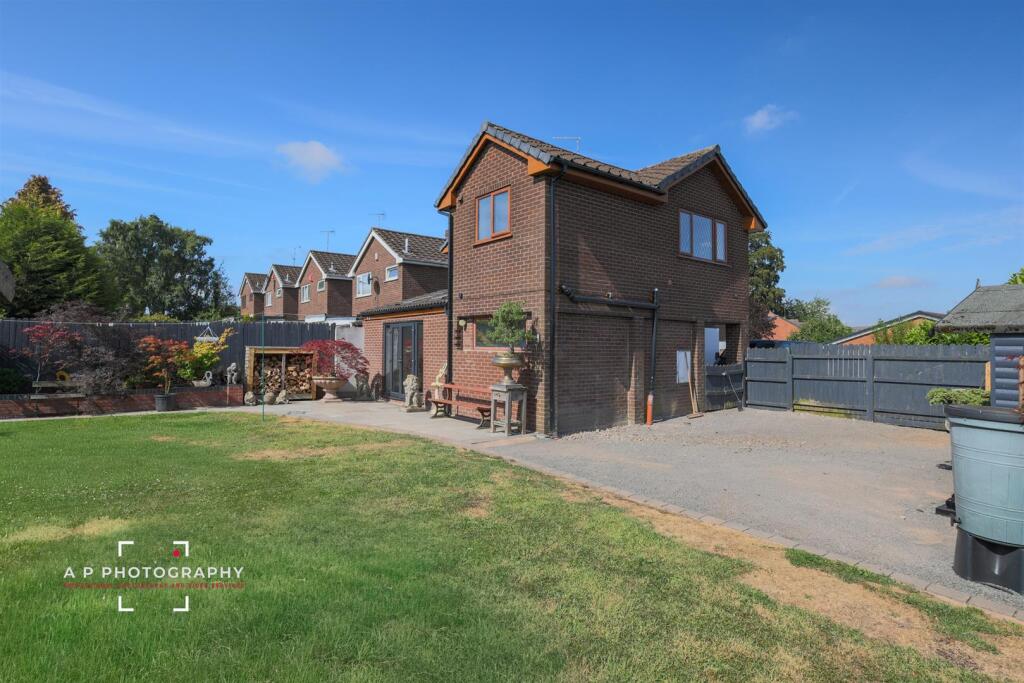 90 Thorley Drive, Cheadle photo 5