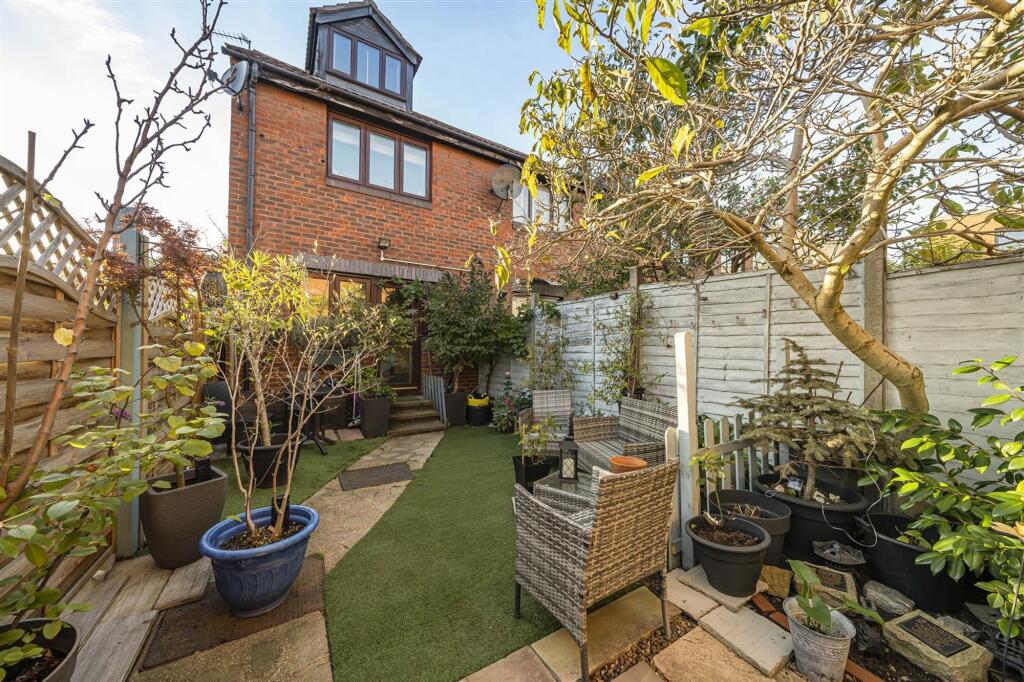 Main image of property: Hamilton Close, Canada Water, London, SE16