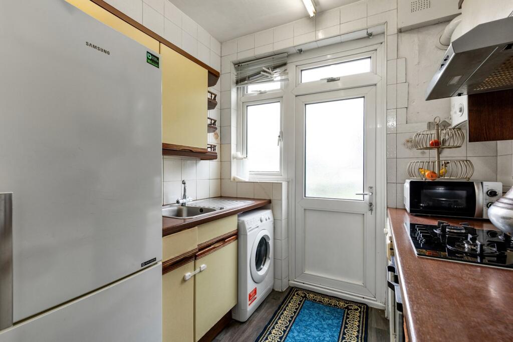 Wakemans Hill Avenue, London, NW9 - View 5