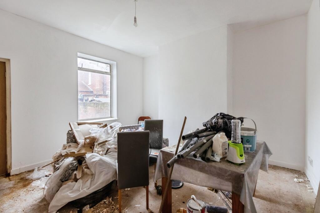 House in Wakefield, Belle Vue - More