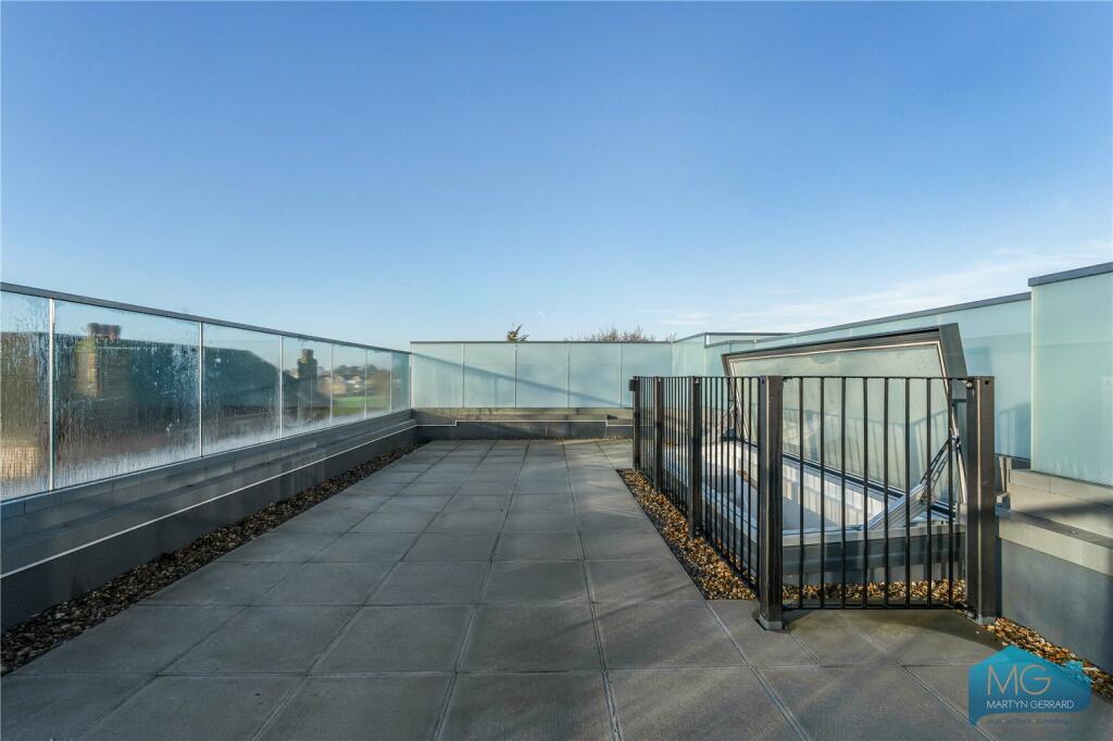 High Road, North Finchley, London, N12 photo 3