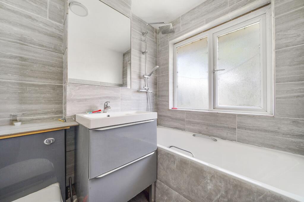 House in London, Thornton Heath - More
