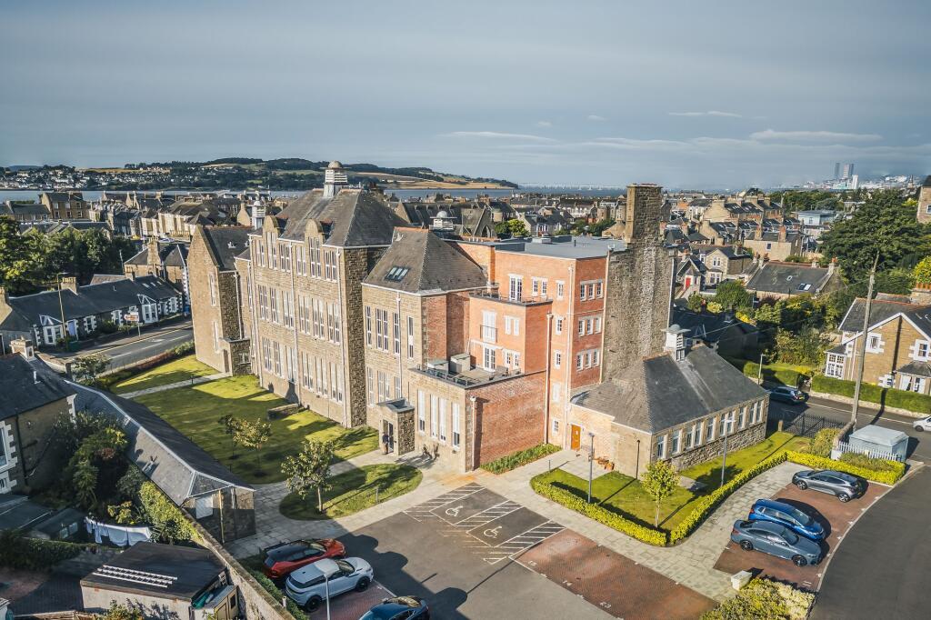 Main image of property: 52 Whinny Brae, Broughty Ferry, DD5 2HW