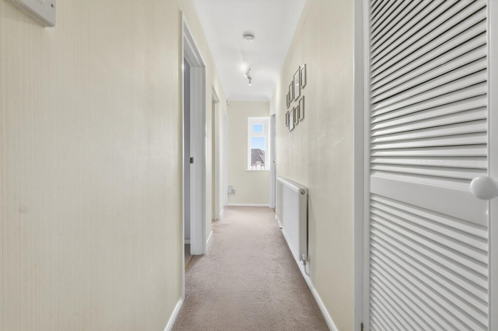 Danbury Road, Loughton, IG10 photo 3