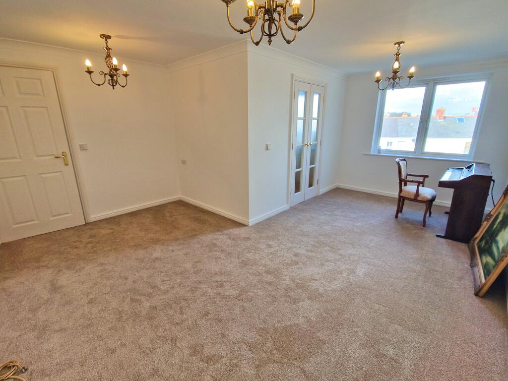 Stoneleigh Court, John Street, Porthcawl, CF36 3DY photo 2