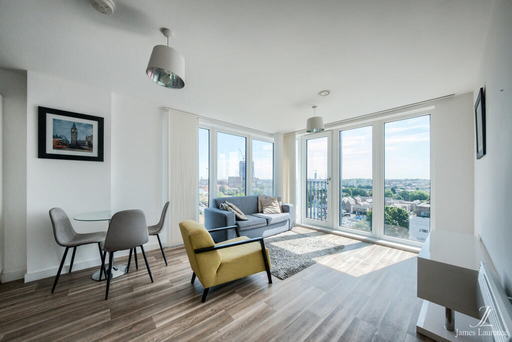 2-bed flat on Roosevelt Apartments, 1 Lexington Gardens, Park Central, £245,000