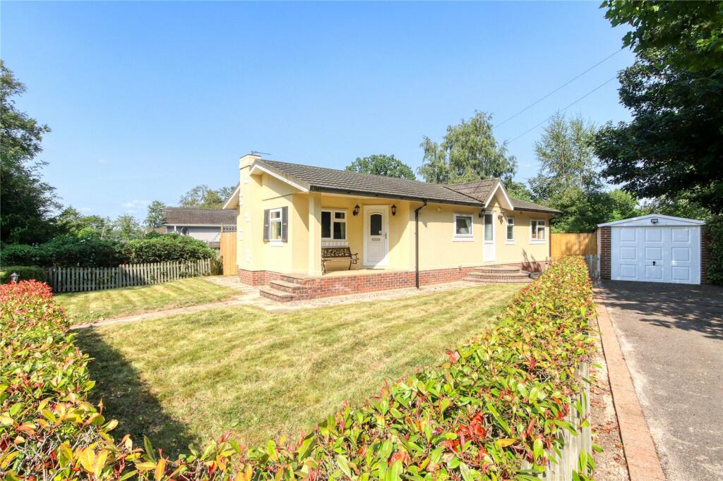 2-bed caravan on The Larches, Warfield Park, Bracknell, Berkshire, RG42, £325,000