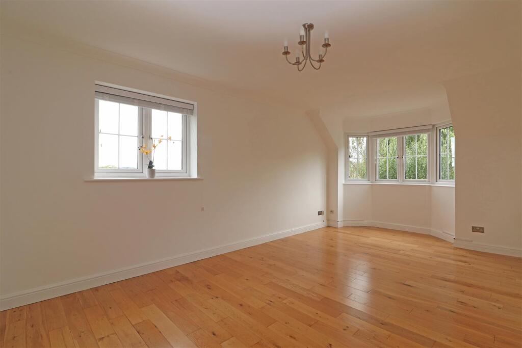 Apartment in Reigate and Banstead, Redhill - More