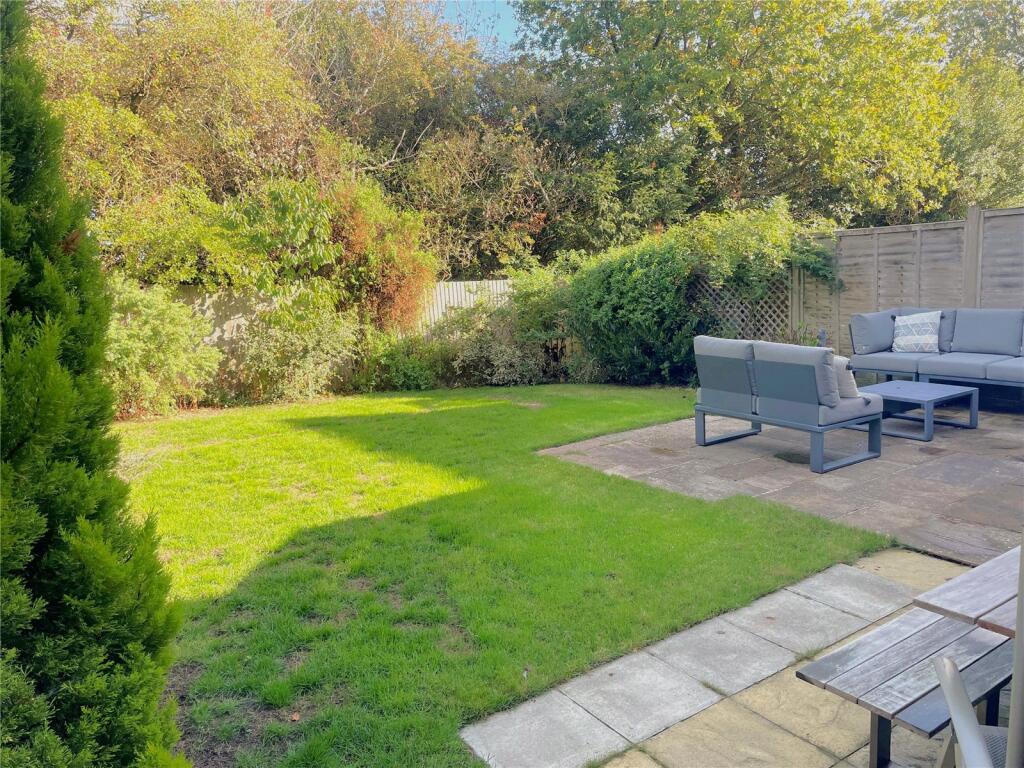 House in East Grinstead, Ashplats - View 5