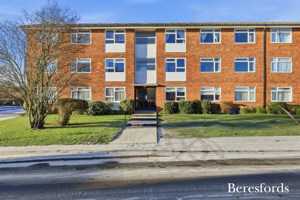 2-bed flat on Wellfield, Writtle, CM1, £260,000
