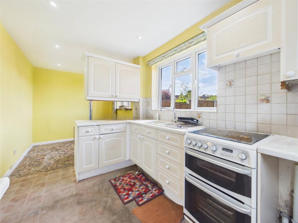 Ambleside Avenue, Walton-on-Thames – pohled 5