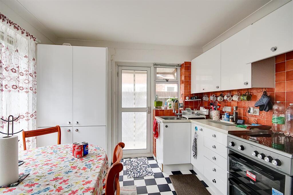 Apartment in Worthing, Broadwater - View 5
