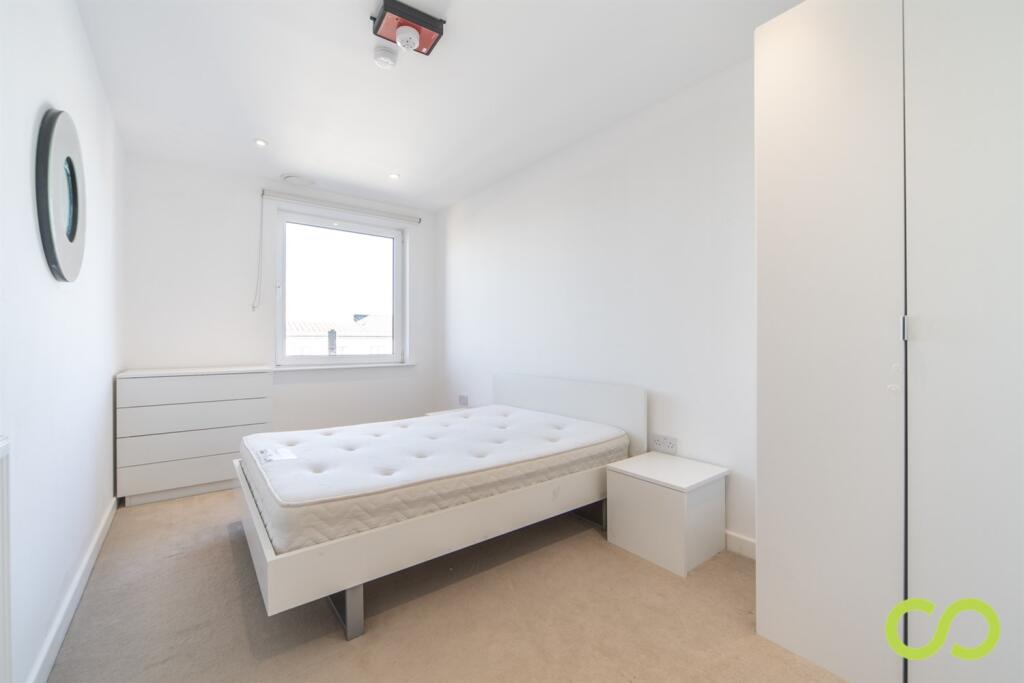 Apartment in Slough - View 5