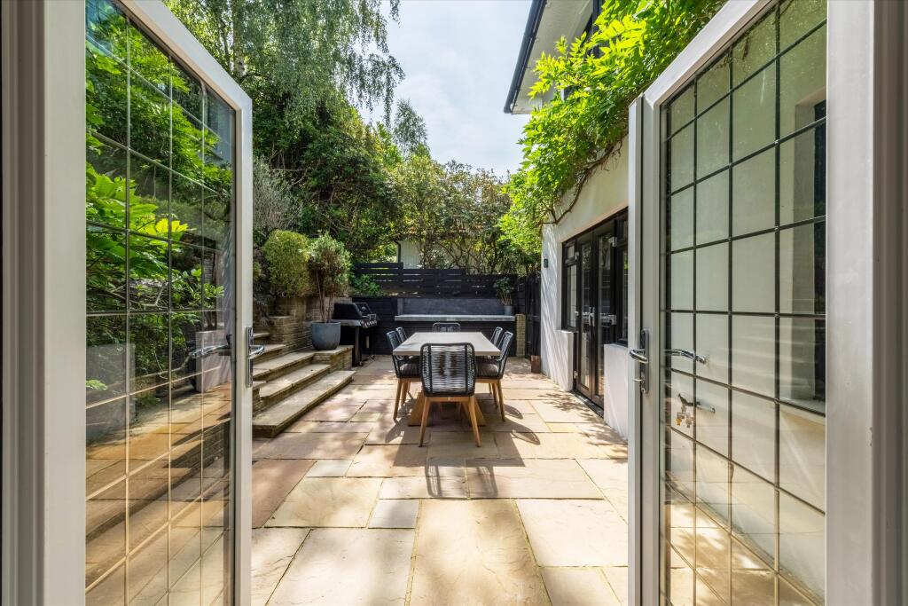 House in Sevenoaks, West Heath - More