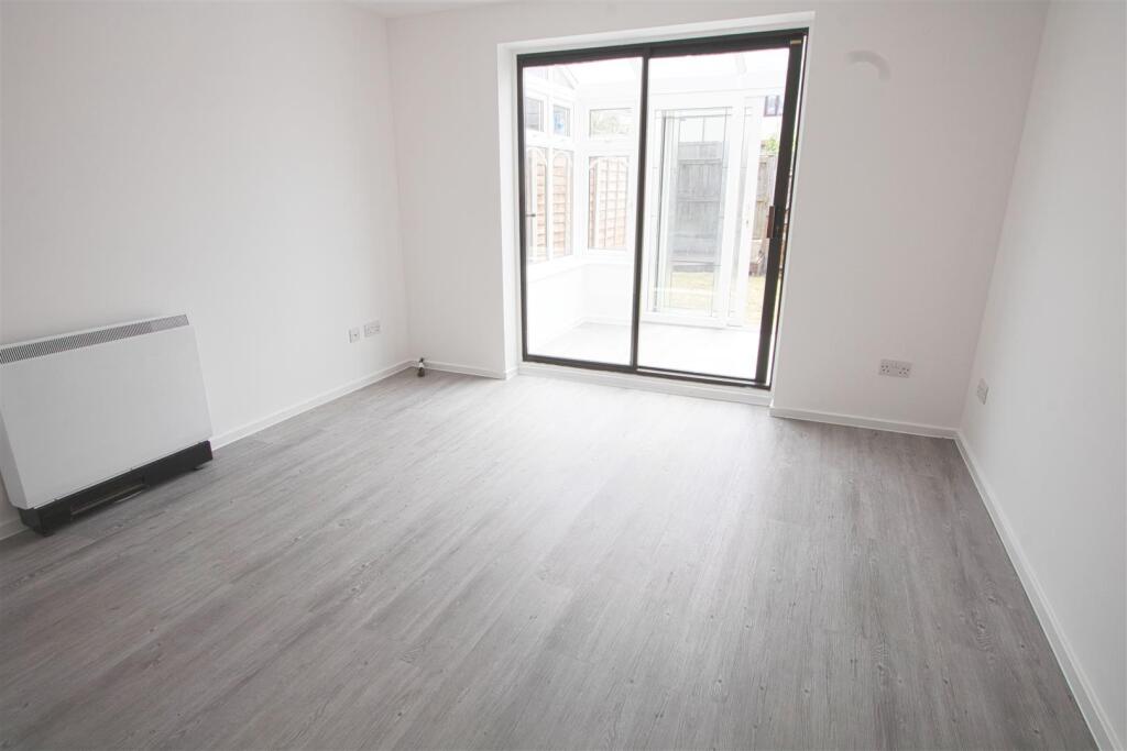 Robinia Close, Steeple View, Laindon, photo 3