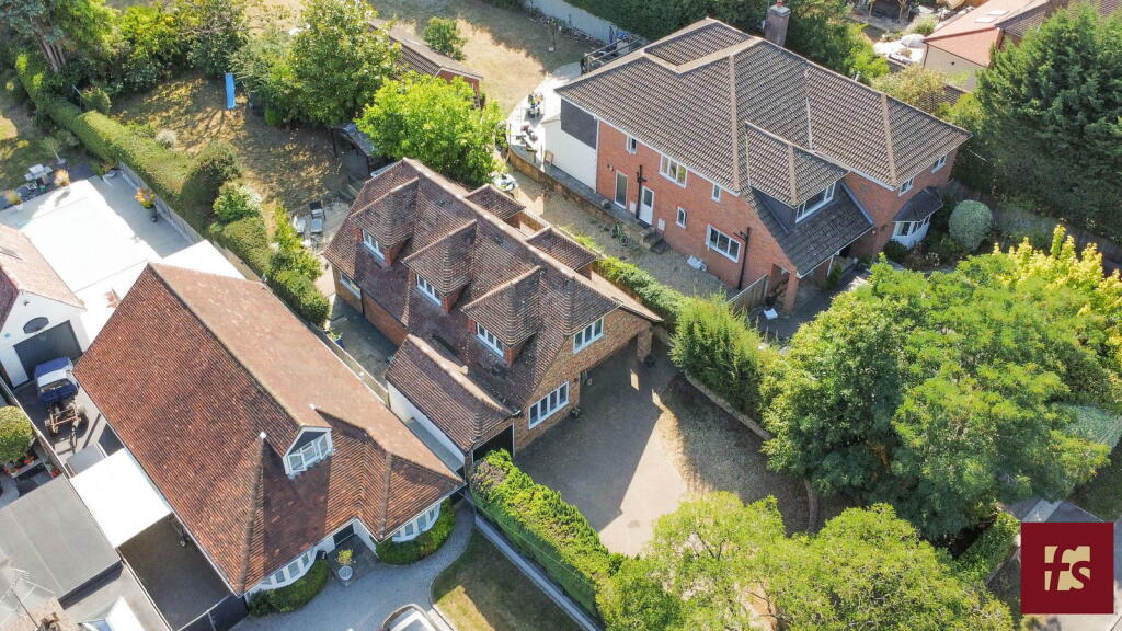 4-bed detached on Pinehill Road, Crowthorne, Berkshire, RG45 7JR, £900,000