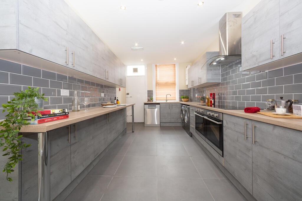Main image of property: 2 Headingley Avenue, Headingley, Leeds, LS6 3EP