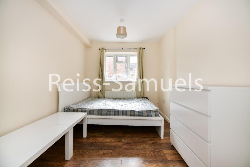 6 bedroom semi-detached house for rent