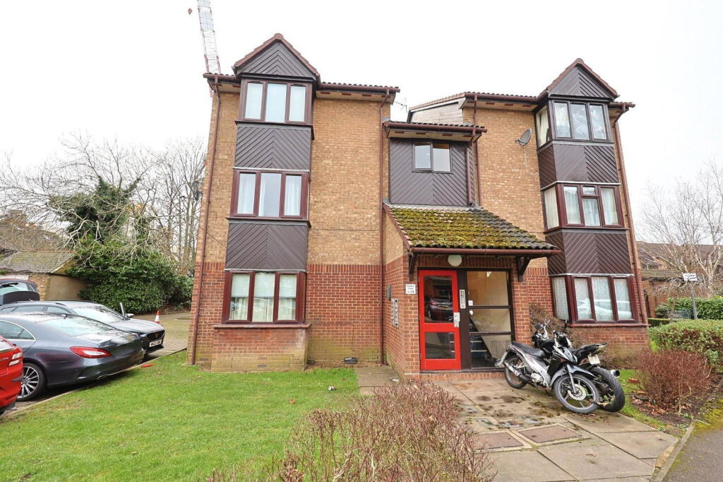 Studio flat on Pasteur Close, Colindale, NW9, £170,000