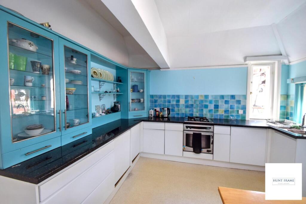 Apartment in Eastbourne, East Sussex - View 3