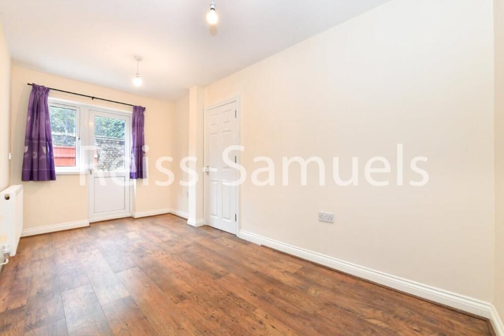6 bedroom semi-detached house for rent