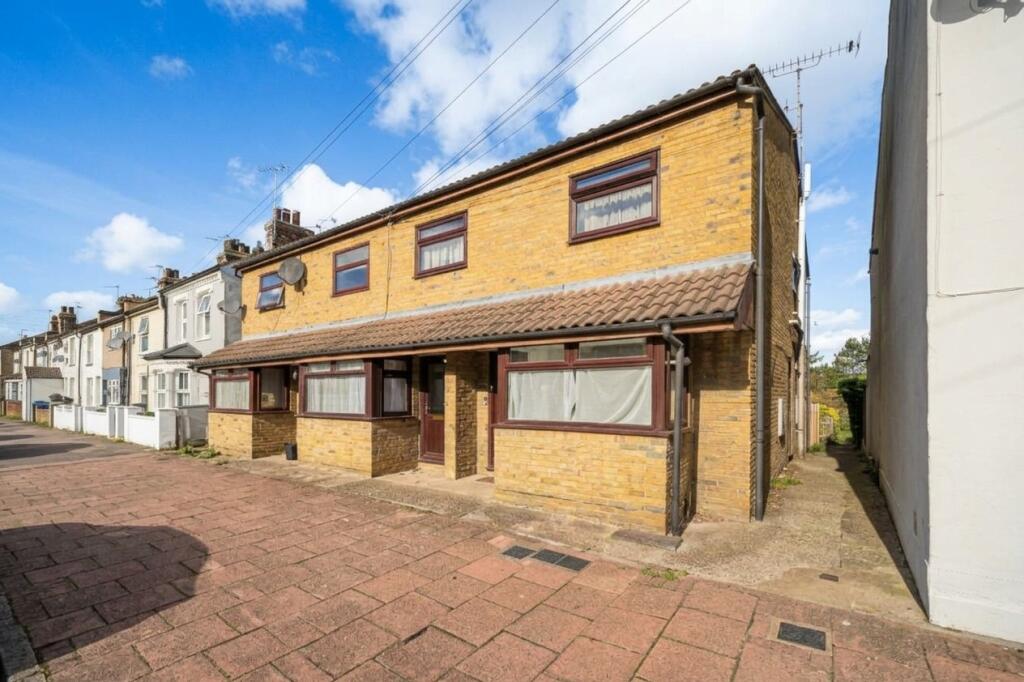 1-bed flat on Charles Street, Greenhithe, Kent, DA9, £150,000