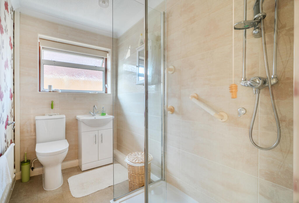 House in Tewkesbury, Bishop's Cleeve - More