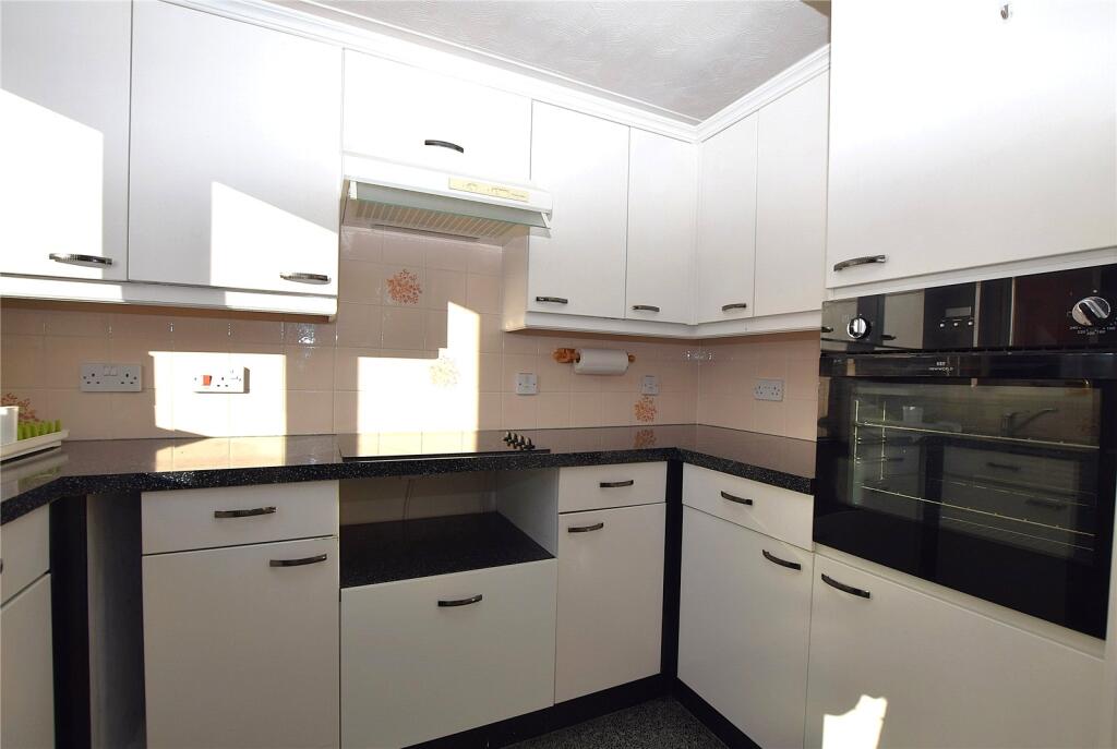 Willow Court, Ackender Road, Alton, Hampshire, GU34 photo 3