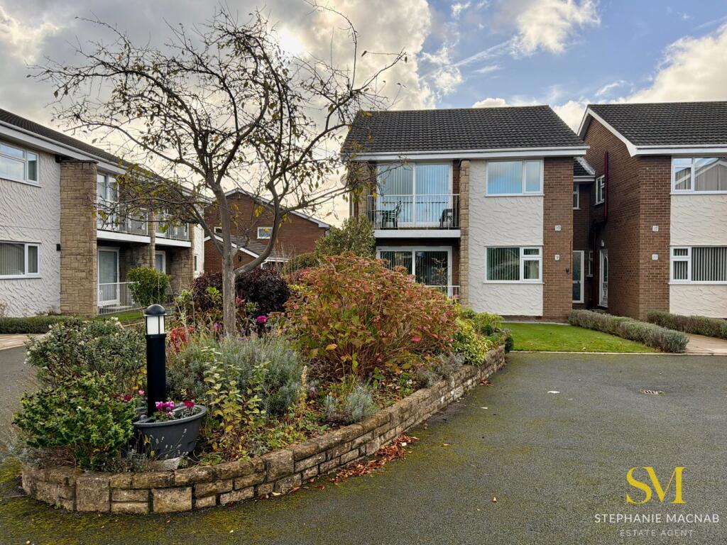 2-bed flat on Conifer Court, Phillips Lane, Formby, L37, £175,000