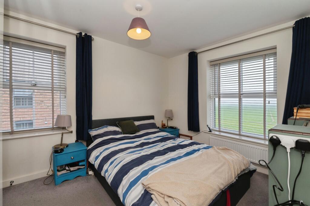 Paddocks Close, ROCHFORD, Essex, SS4 photo 4