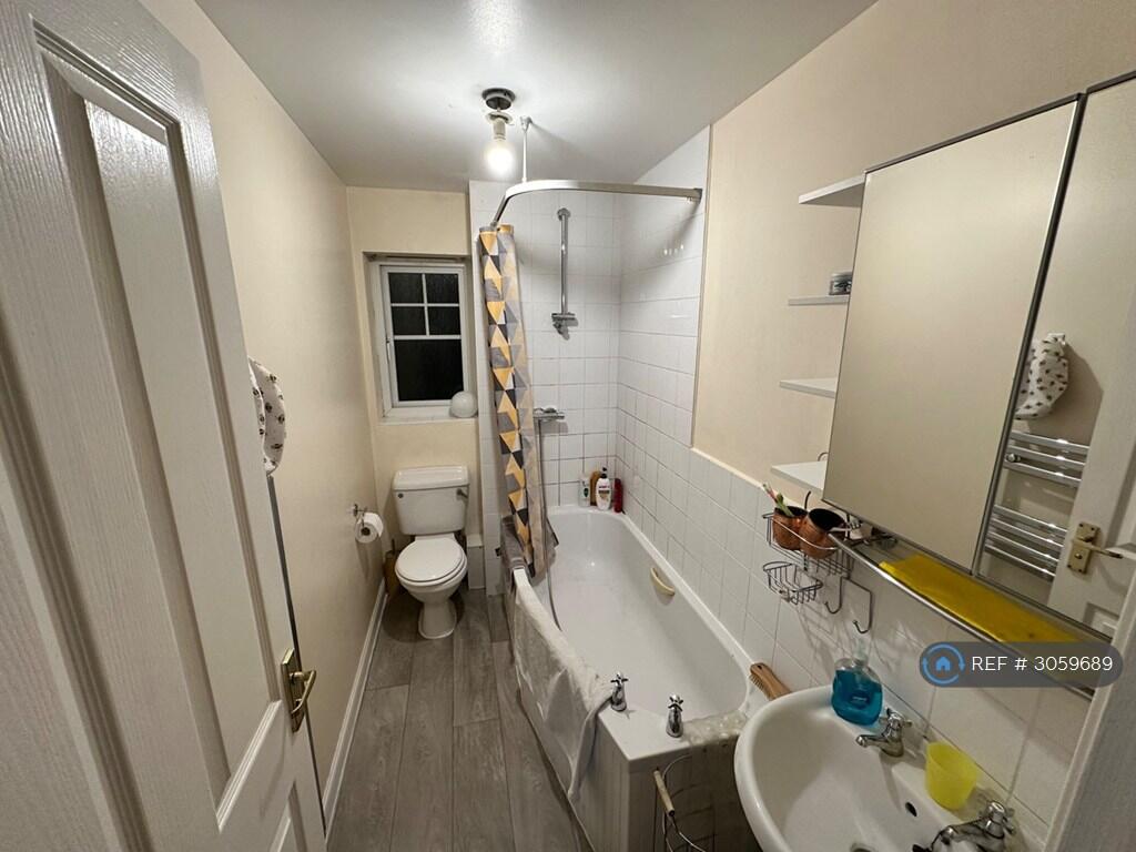 House in Watford, Hertfordshire - More