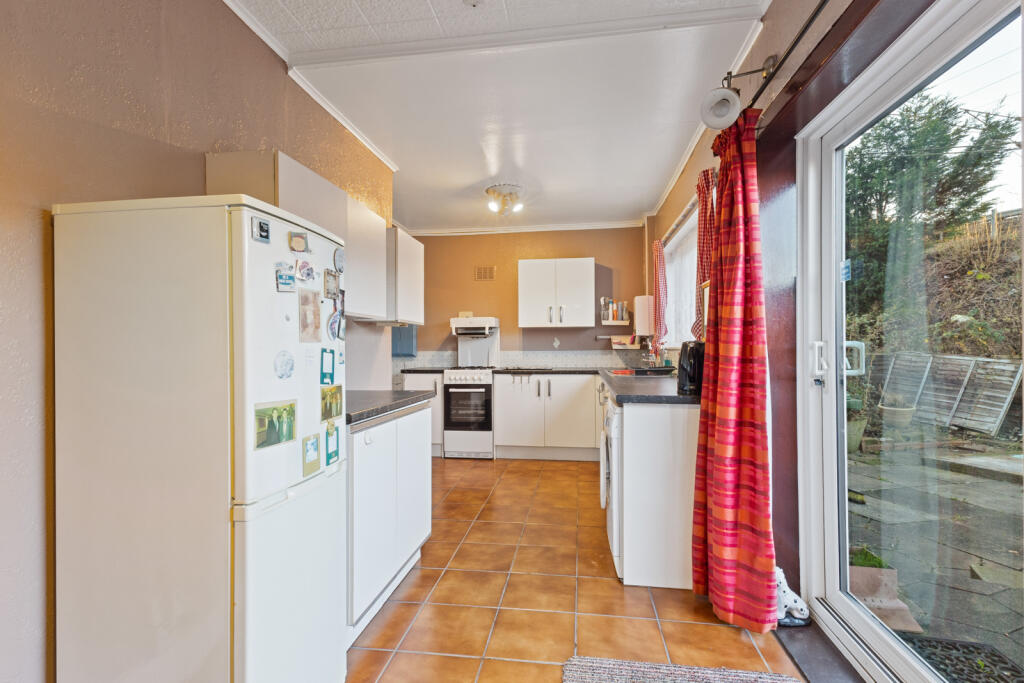 Manygates Crescent, Waekefield, WF1 photo 2