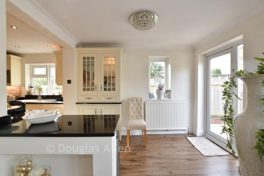 House in Basildon, Great Burstead and South Green - More