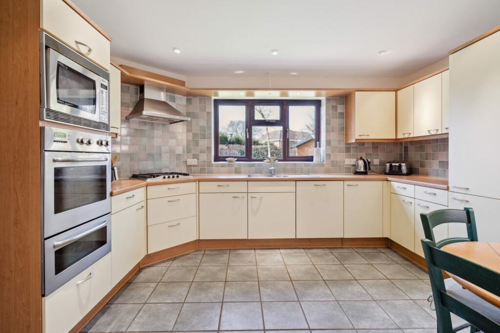 Kingswood Place, High Wycombe, HP13 photo 3